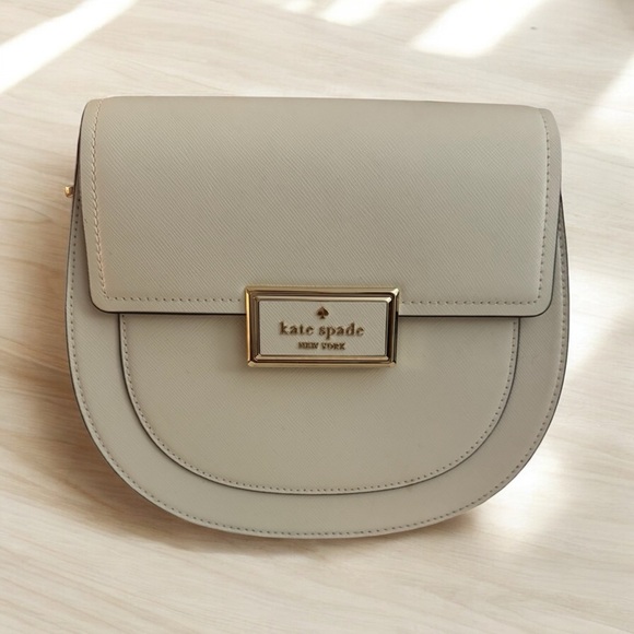 Kate Spade Cream Crossbody Bag with Timeless Elegance - Picture 4 of 6